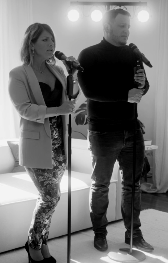Jessica et Kevin chantant ensemble